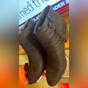 Fabletics Booties SIZE: 12